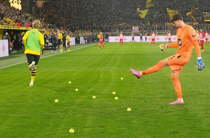 Dortmund tennis ball protest