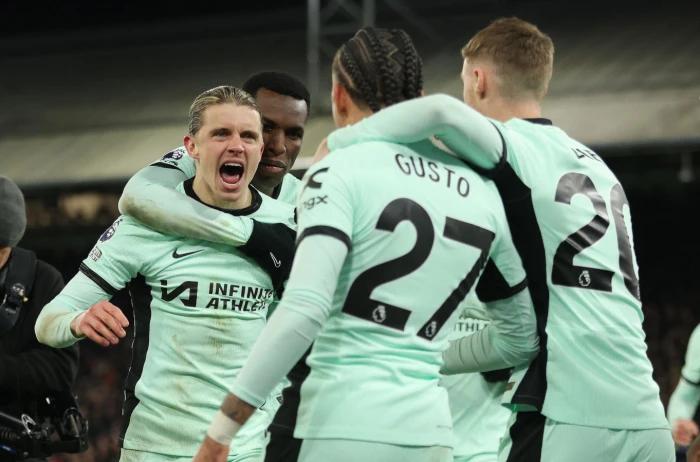 Conor Gallagher (L) of Chelsea celebrates with team mates after scoring to make it 1-1 during the Premier League match at Selhurst Park