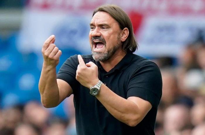 Head coach Daniel Farke shouts at his Leeds team