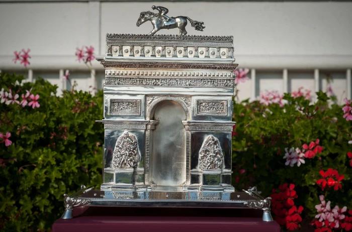 Arc de triomphe trophy