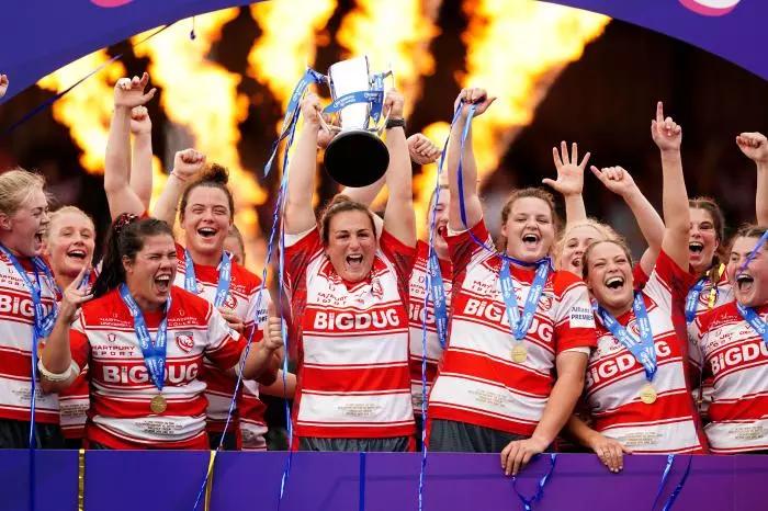 Gloucester-Hartpury players celebrate with the trophy ollowing the Allianz Premier 15s final 