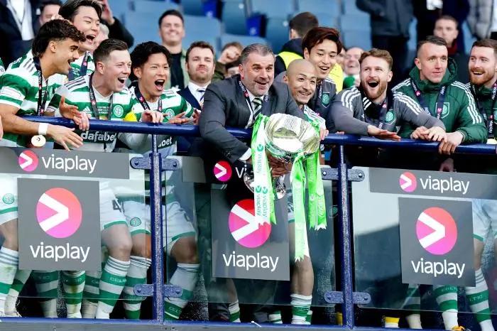 Celtic with the Viaplay Sports Cup trophy