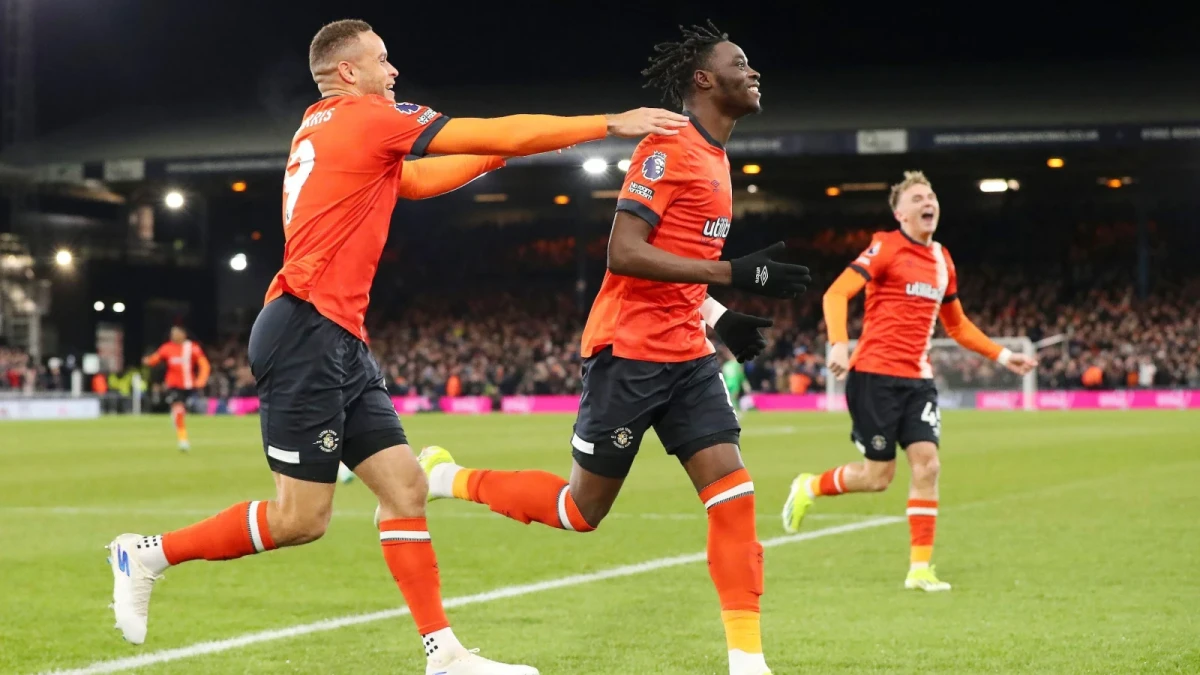 Elijah Adebayo scores for Luton