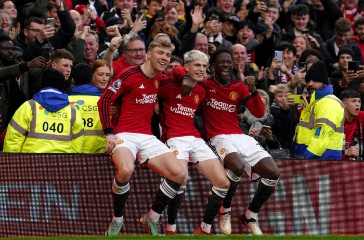 Manchester United's Alejandro Garnacho (centre) celebrates with Rasmus Hojlund (left) and Kobbie Mainoo - Feb 2024
