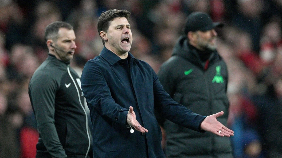 Chelsea's coach Mauricio Pochettino reacts at Carabao Cup final