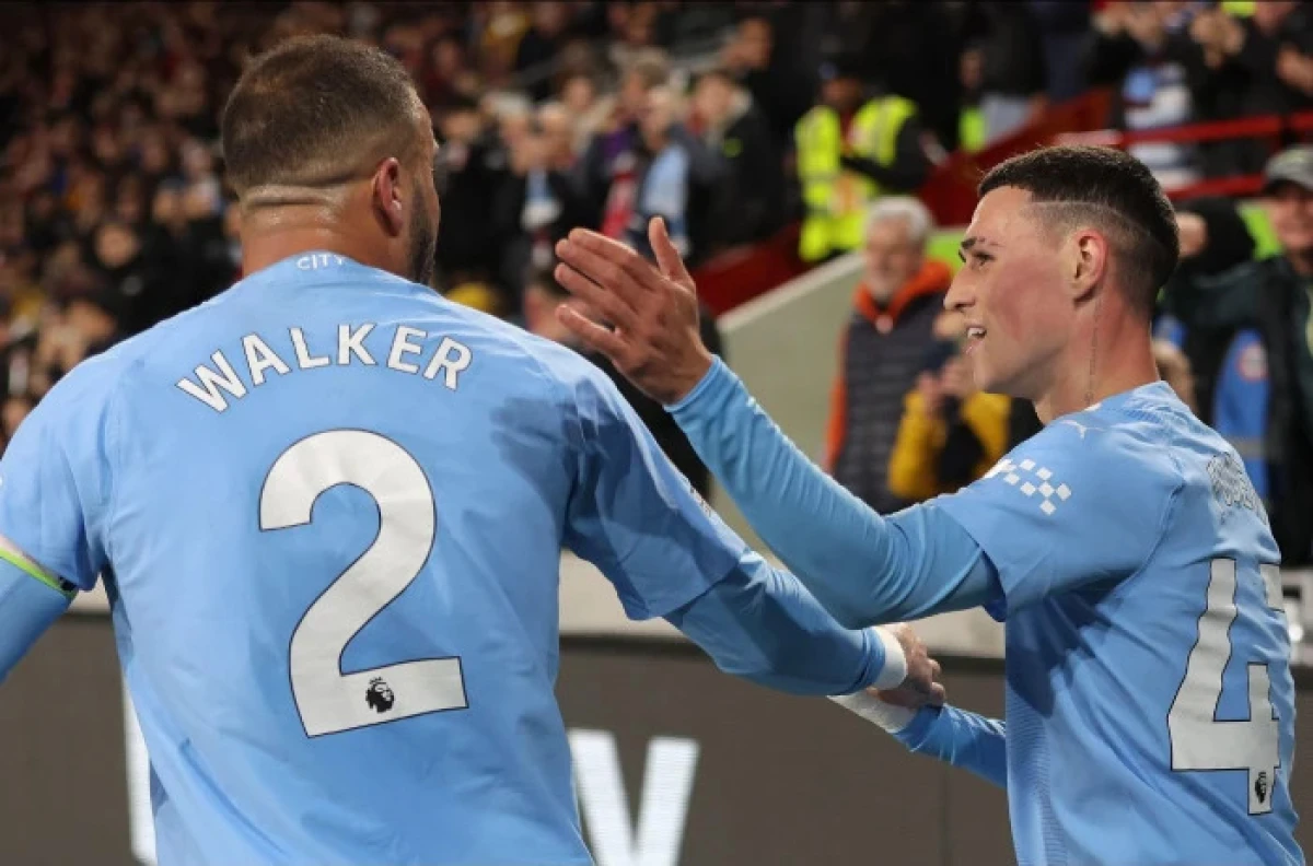 Phil Foden of Manchester City celebrates with Kyle Walker