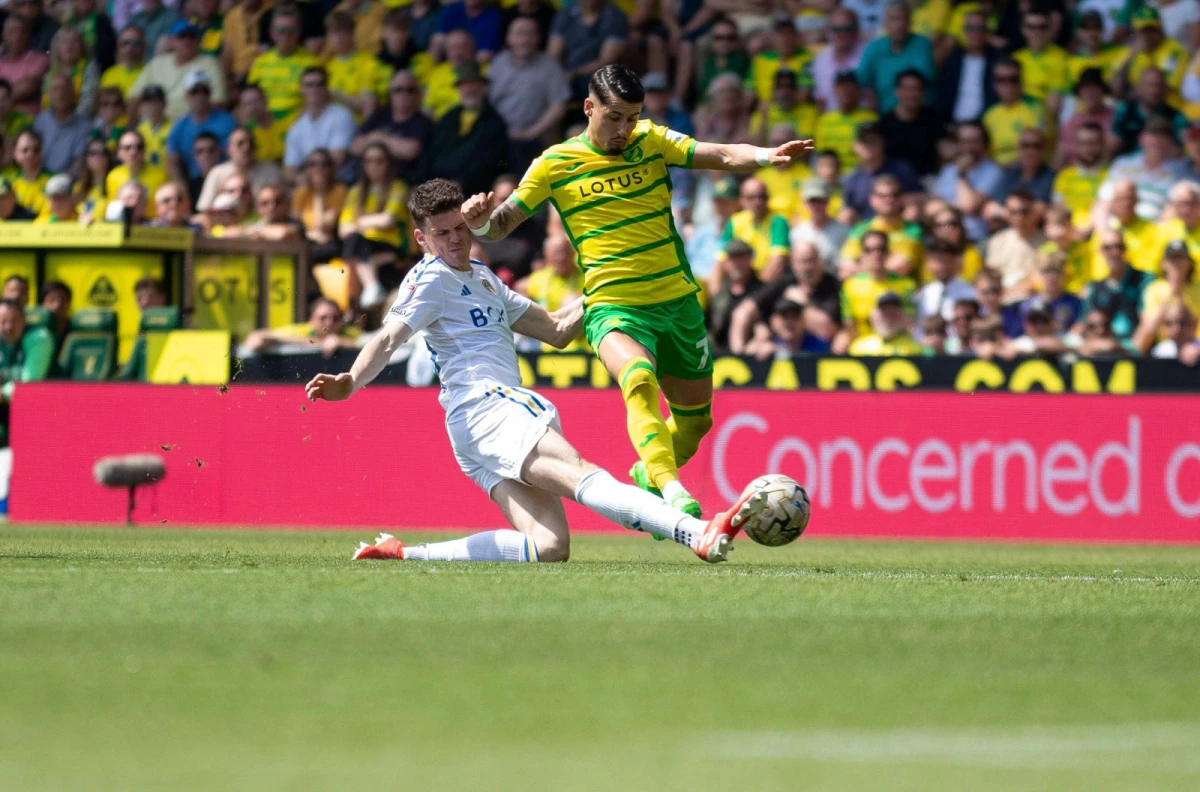Leeds United's Sam Byram and Norwich City's Borja Sainz challenge for the ball in their Championship Play-off semi-final first leg