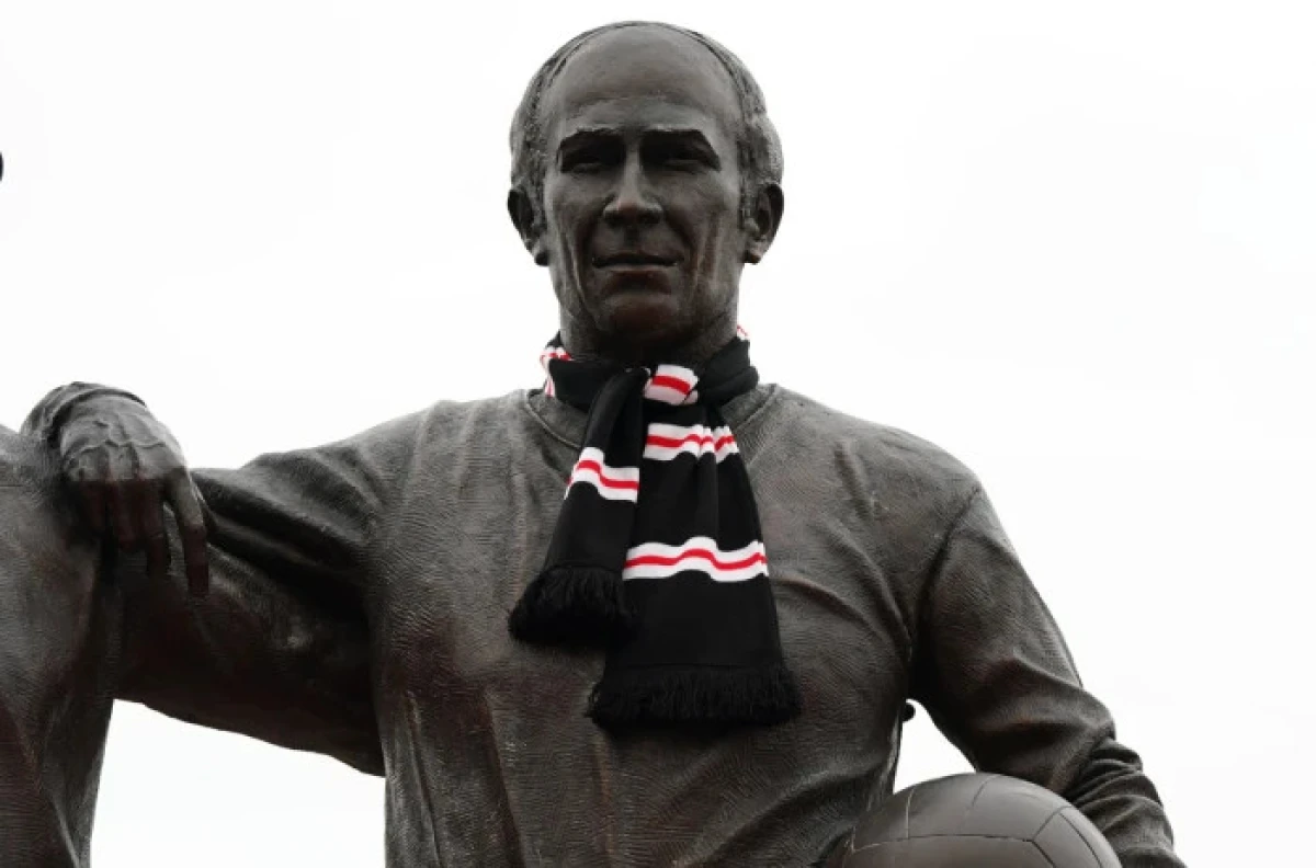 Sir Bobby Charlton statue