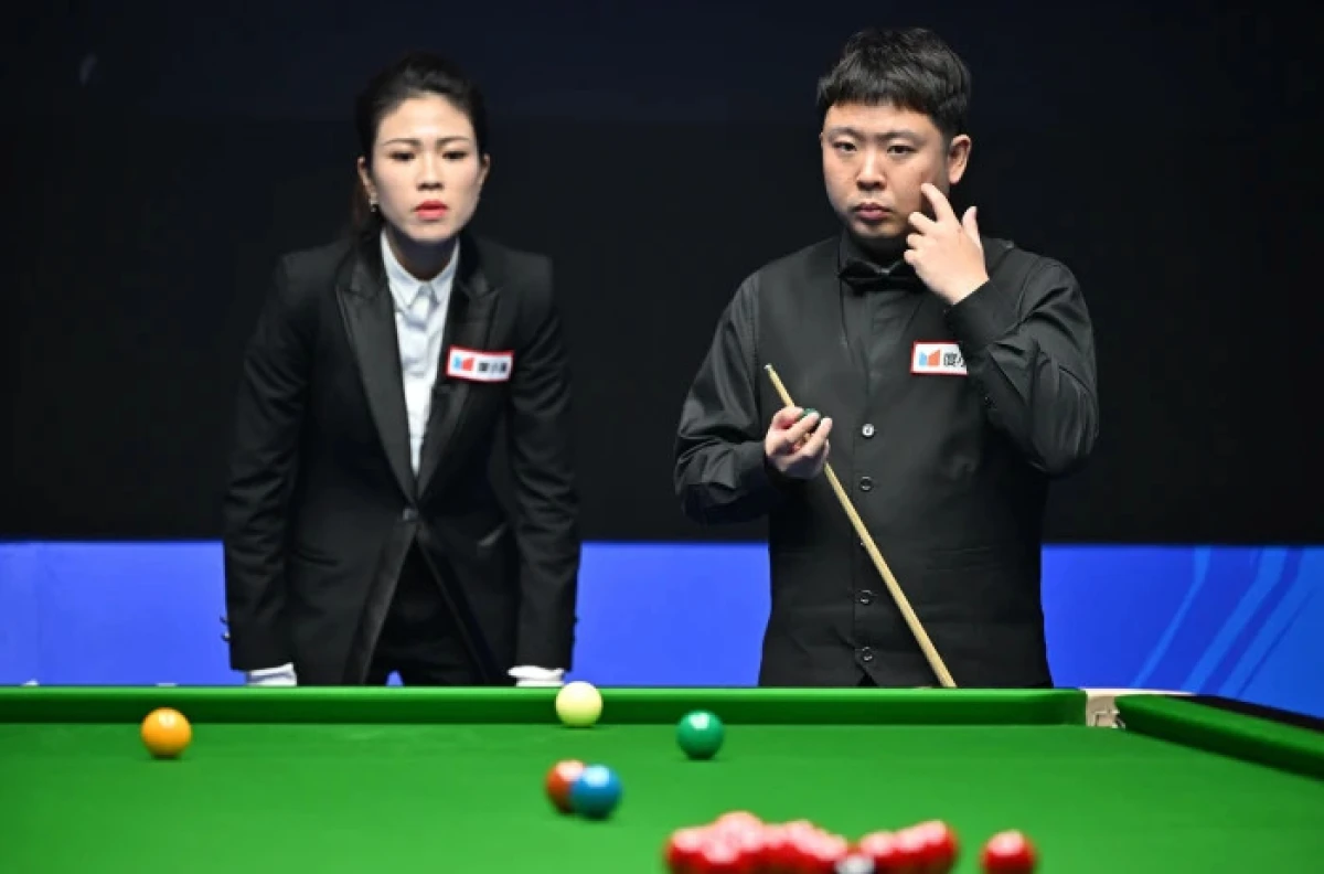Zhang Anda competes during the final of the World Snooker International Championship - November 2023