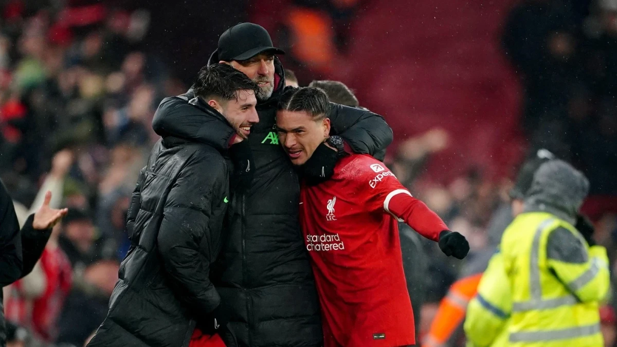 Liverpool manager Jurgen Klopp celebrates with Dominik Szoboszlai and Darwin Nunez