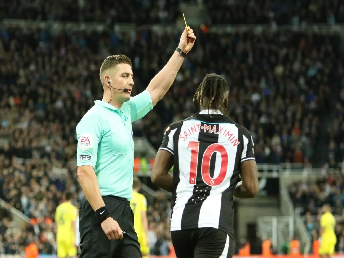 allan-saint-maximin-yellow-card-newcastle-nov21