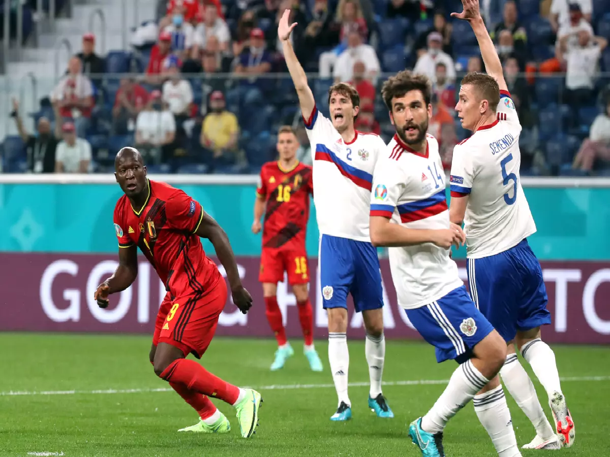 Russia players call for offside for the first Belgium goal scored by Romelu Lukaku