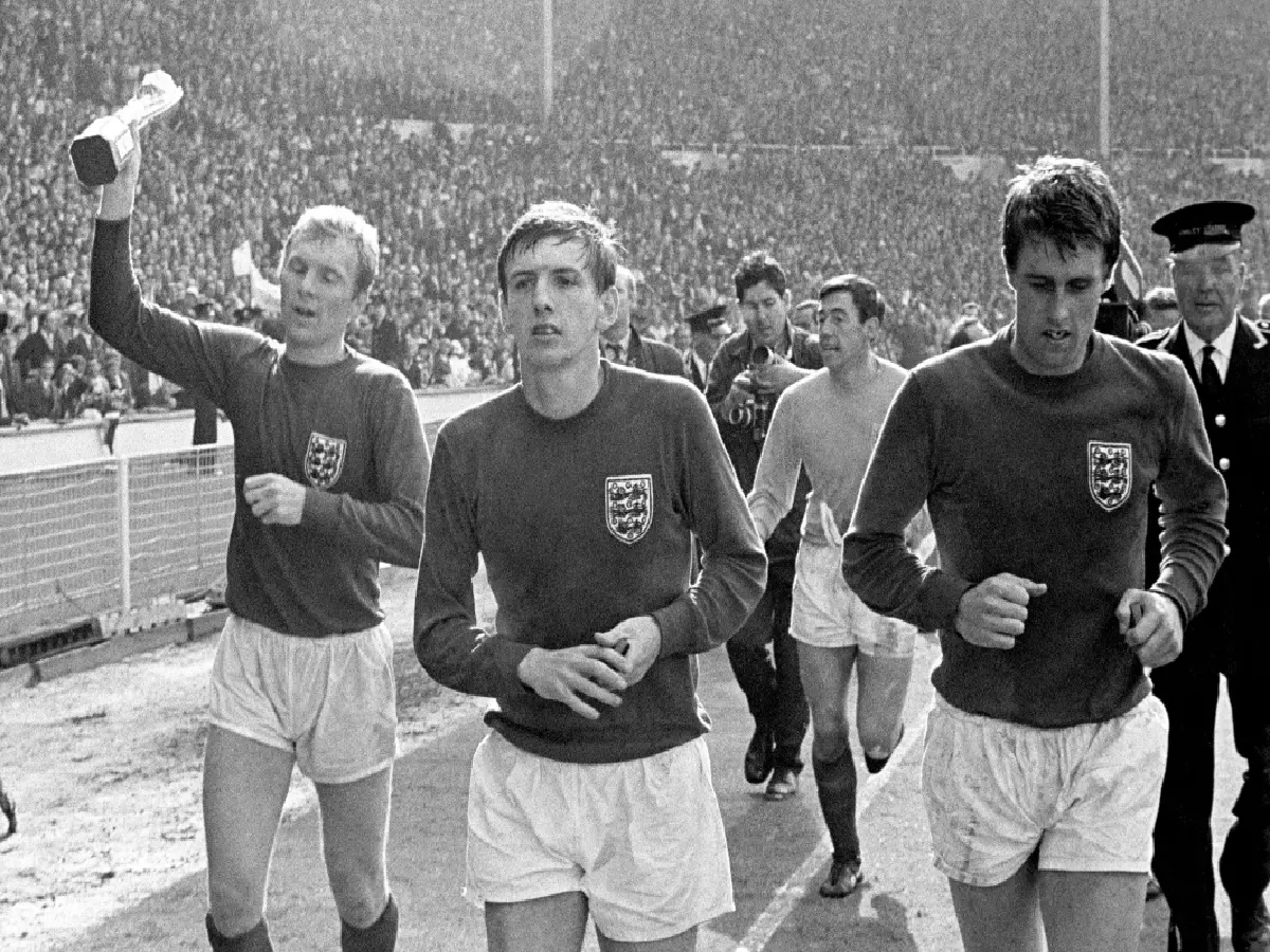 Bobby Moore Martin Peters Geoff Hurst England 1966 World Cup win