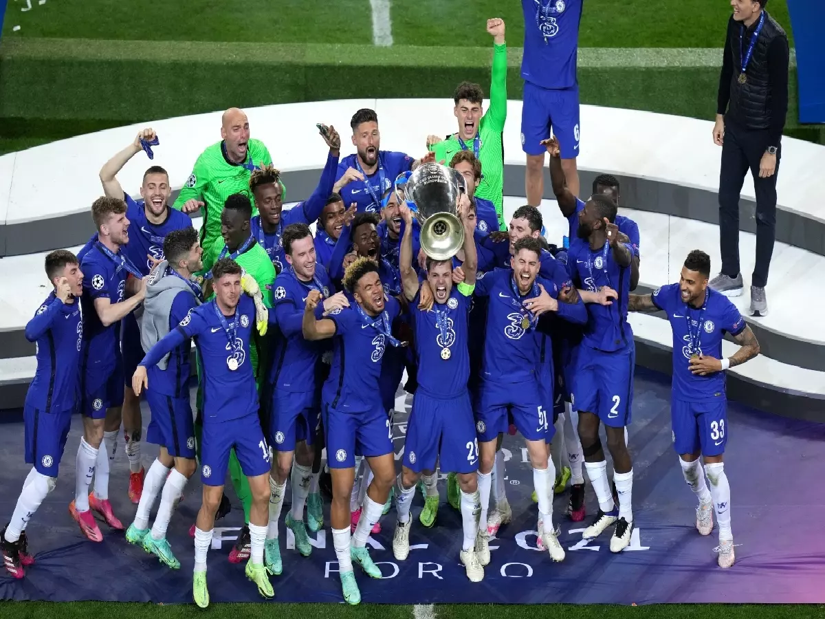 Chelsea's Cesar Azpilicueta (centre) and team-mates celebrate with the trophy after the UEFA Champions League final match held at Estadio do Dragao in Porto, Portugal.