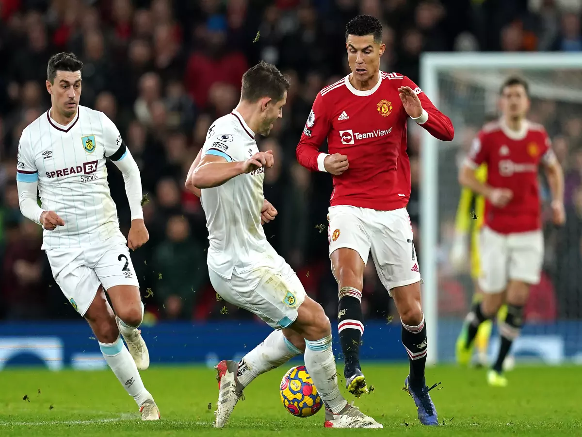 Cristiano Ronaldo takes on James Tarkowski, Man Utd vs Burnley, Dec2021