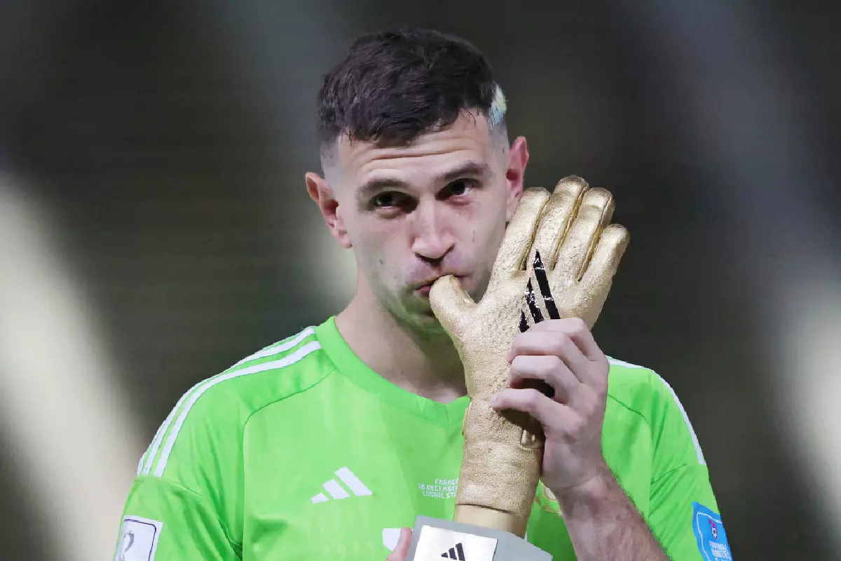 Emiliano Martinez Golden Glove trophy Qatar Dec 22