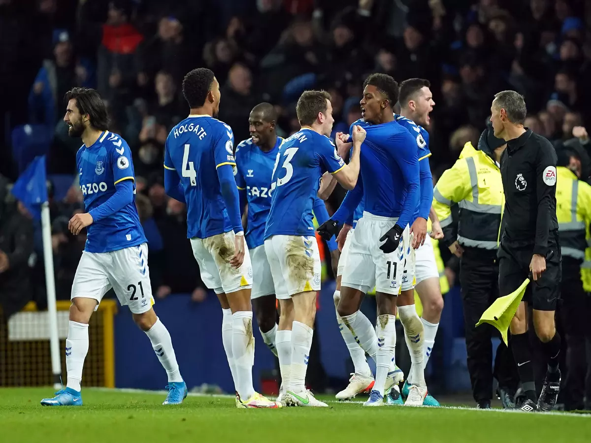 Everton celebrate Demarai Gray's winning goal against Arsenal
