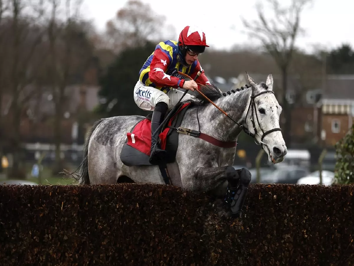 Farinet and Charlie Deutsch on their way to winning at Sandown Park on January 8, 2022