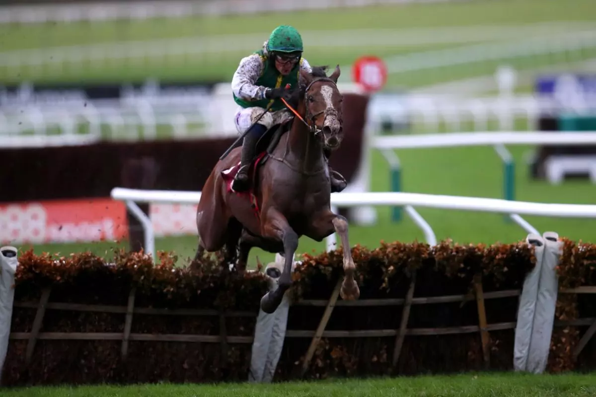 Fennor Cross ridden by jockey Simon Torrens