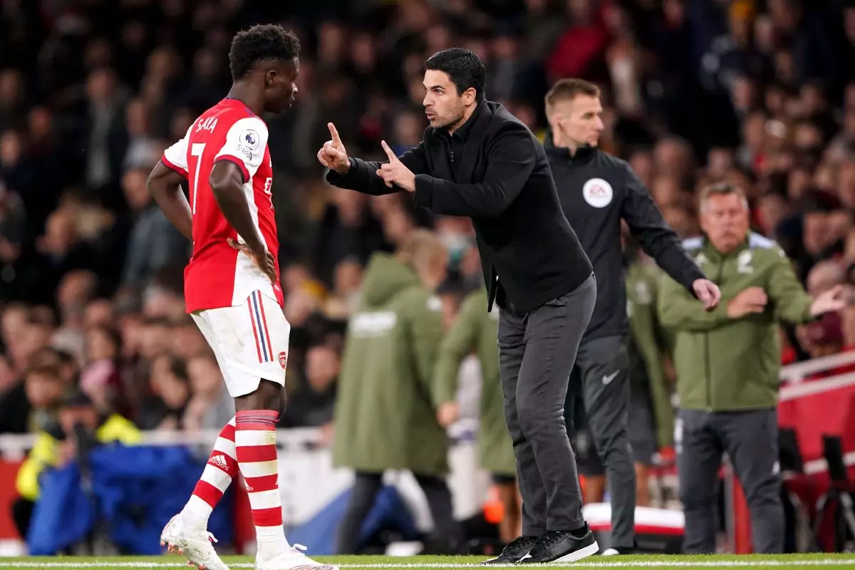 Mikel Arteta instructs Bukayo Saka from the sidelines