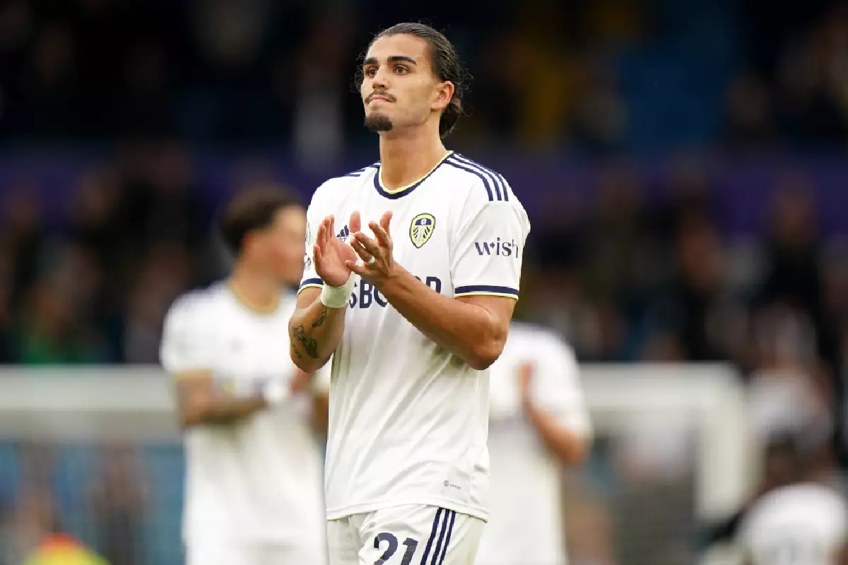 Pascal Struijk aplplauds Leeds fans Dec 22.