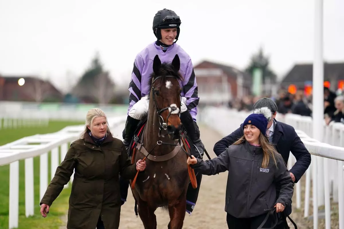 Stage Star ridden by Harry Cobden at Cheltenham