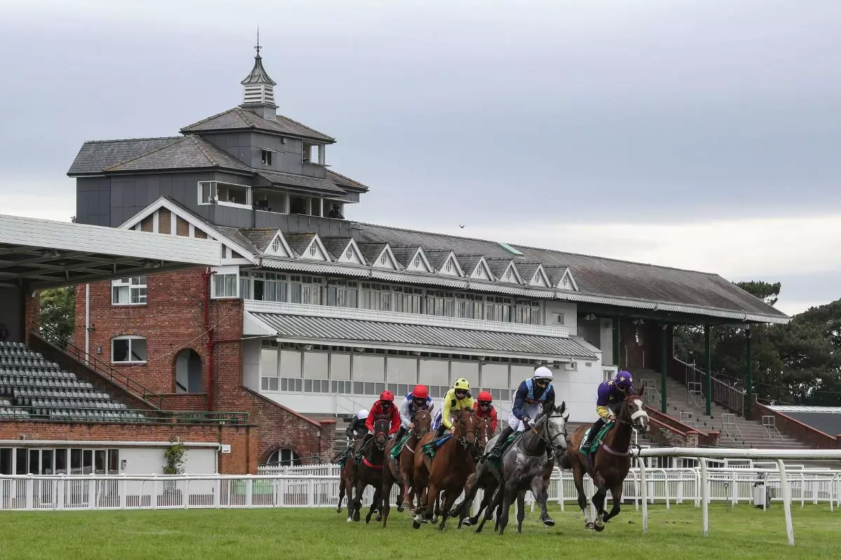 The field takes the bend in the racingtv.com Maiden Stakes at Thirsk Racecourse