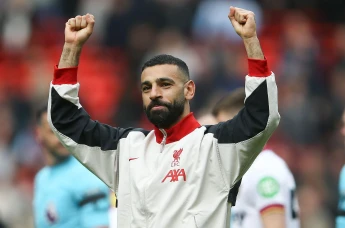Mohamed Salah of Liverpool shows his appreciation to the fans