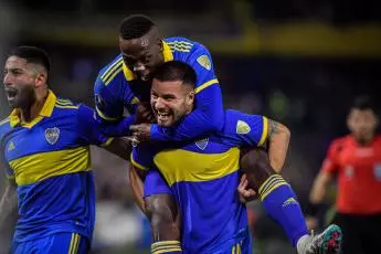 Weigandt scores a goal during Boca Juniors x Colo Colo