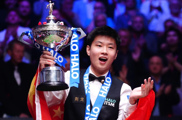 Zhao Xintong lifts 2025 World Snooker Championship trophy after beating Mark Williams in the final