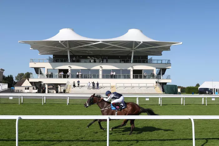 Able Kane wins at Bath racecourse