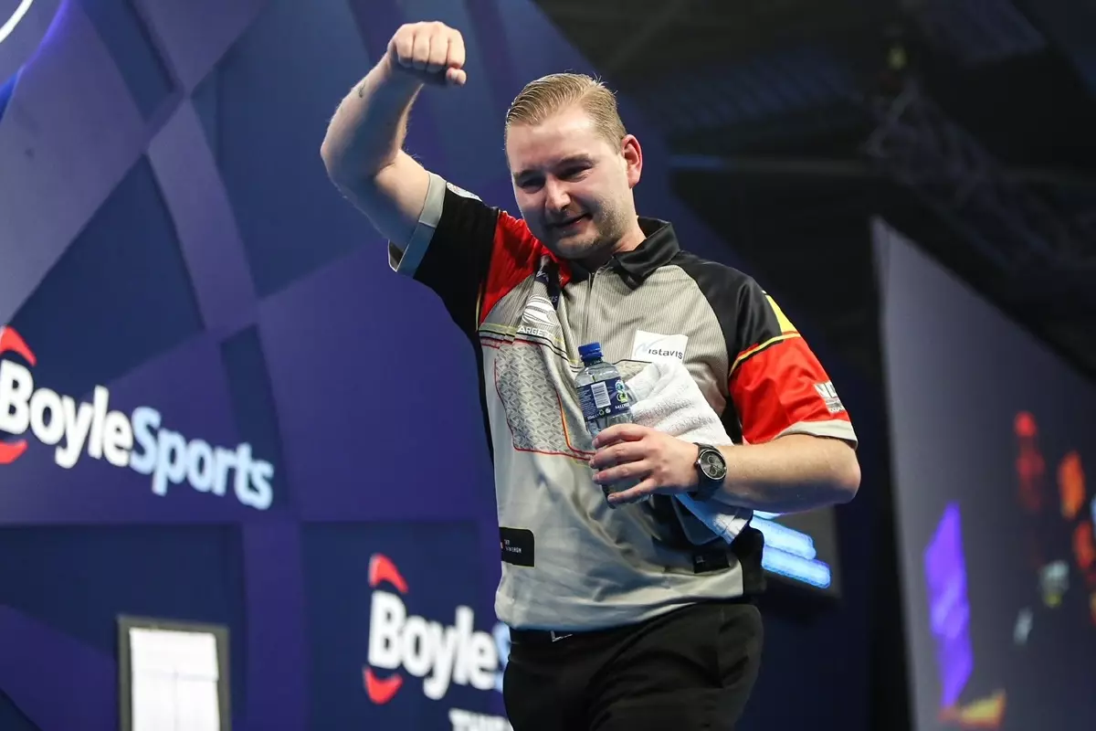 Dimitri Van den Bergh defeats Ryan Meikle in spectacular fashion