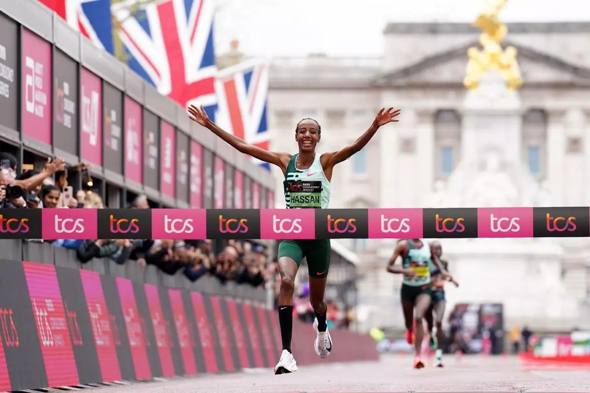 Sifan Hassan wins debut London Marathon as Kelvin Kiptum posts the ...