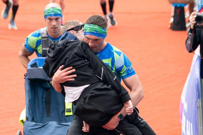 Kevin Sinfield Carries Rob Burrow Over Finish Line In Leeds Marathon 