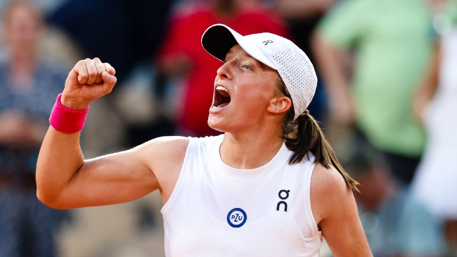 Iga Swiatek advances to French Open final after defeating Beatriz