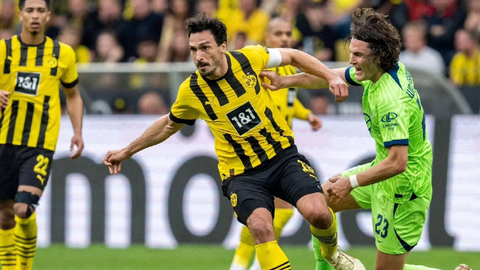 Defender Mats Hummels Extends Borussia Dortmund Stay