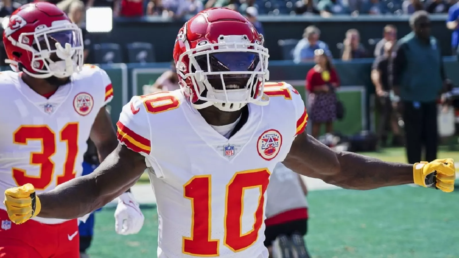 KC sends Tyreek Hill to Miami for picks; WR gets record deal
